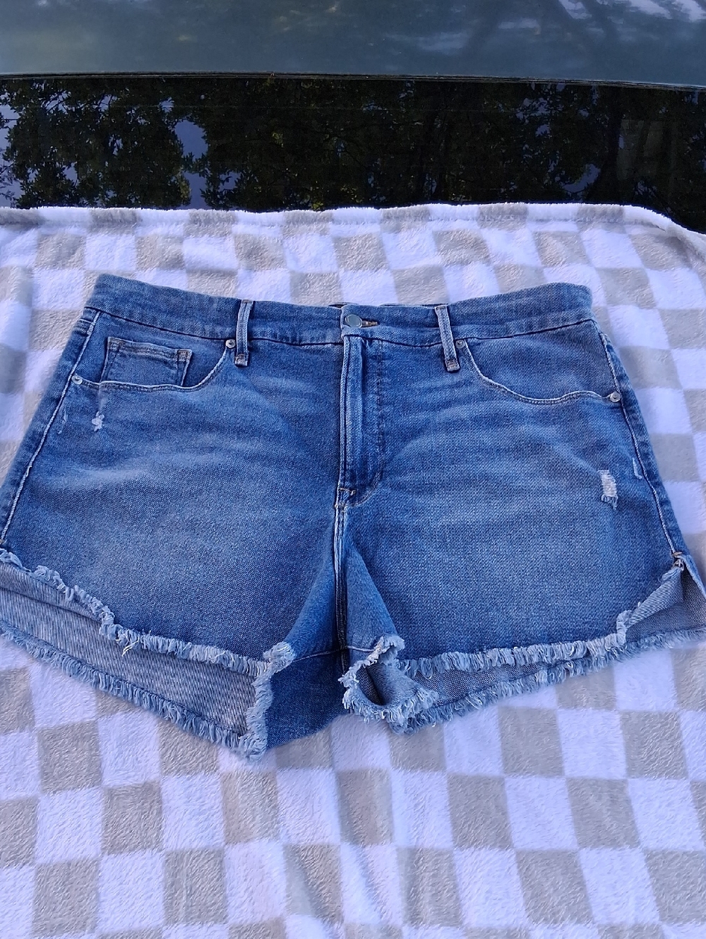 Good American Frayed Side Hem Denim Shorts - Blue